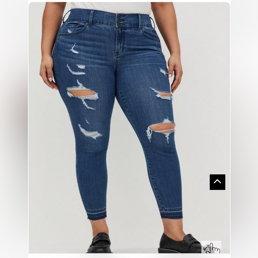 Torrid plus sz 22 distressed jeans